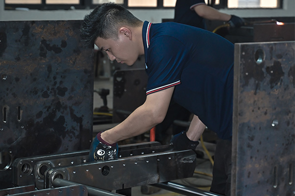 全自動(dòng)糊盒機(jī)糊盒效果號(hào)，密封性強(qiáng)，要保證糊盒機(jī)的使用壽命，在使用糊盒機(jī)也需要對(duì)傳送帶進(jìn)行日常保養(yǎng)？